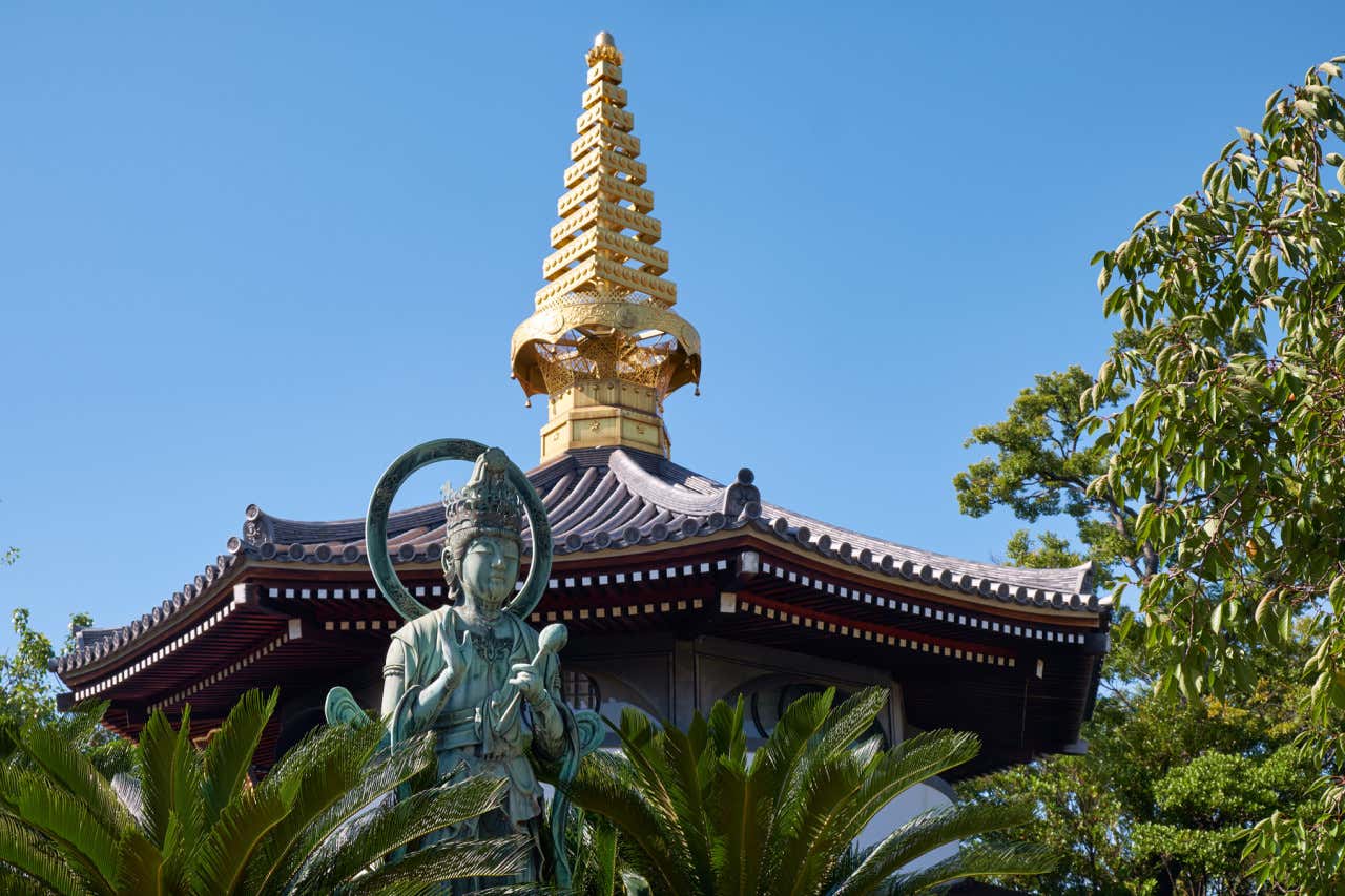 Detalles arquitectónicos del templo Isshinji con el cielo azul de fondo