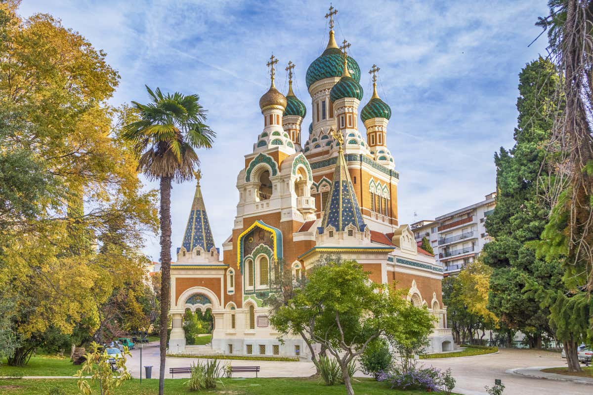 Exterior de la catedral de San Nicolás, un templo ortodoxo de Niza cuyas cúpulas y tonos rojizos recuerdan a los de la catedral de San Basilio en Moscú