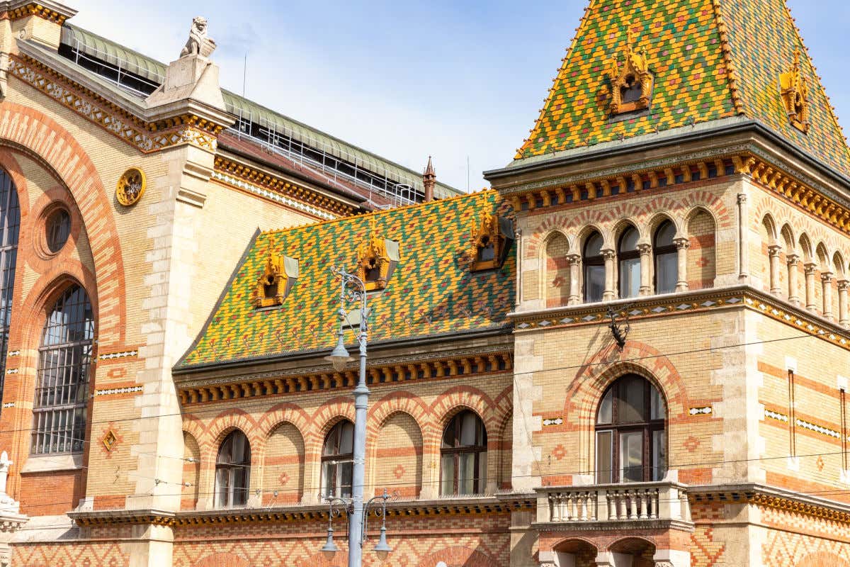 Fachada del Mercado Central de Budapest, un edificio de varias naves y con tejados de colores