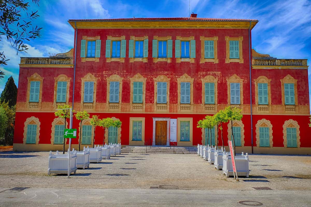 Fachada de color rojo y contraventanas de color azul en el Museo Matisse de Niza