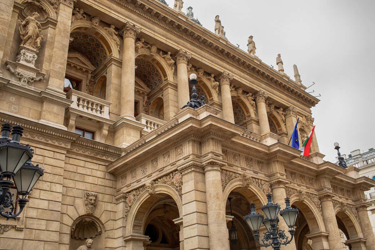 Fachada repleta de arcos y esculturas del edificio de la Ópera de Budapest