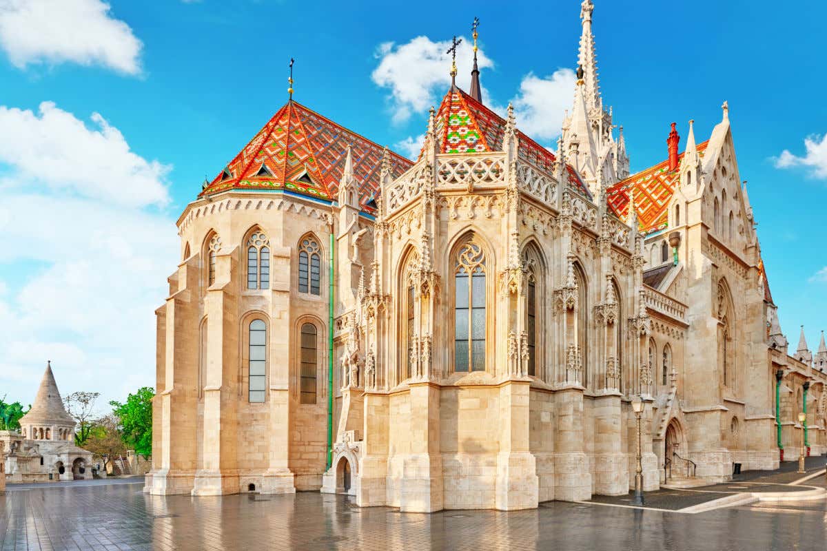 Exteriores de la iglesia de San Matías, un templo que llama la atención por su fachada blanca que contraste con sus tejados decorados con mosaicos de colores