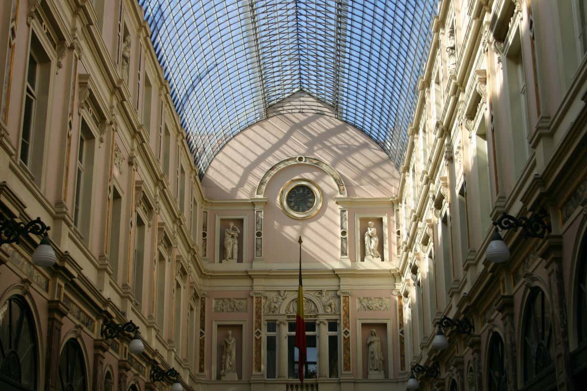 Interior de las Galerías Reales Saint-Hubert con varios arcos que reciben luz de una gran bóveda de cristal