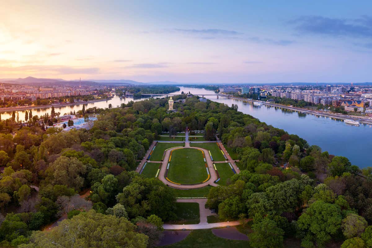 Vista aérea de la Isla Margarita repleta de árboles y rodeada por las aguas del río Danubio