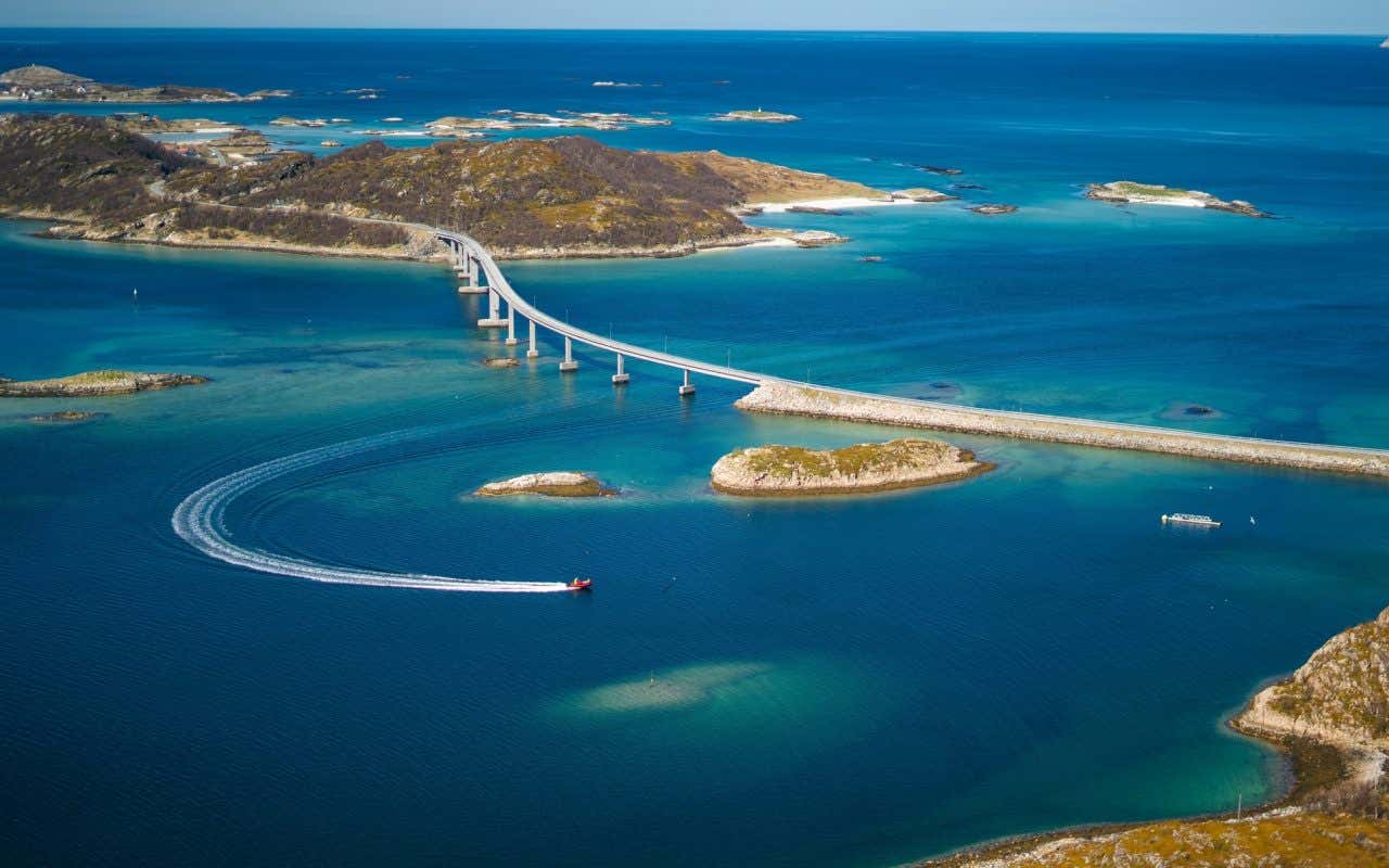 Vista aérea de la isla de Sommarøy en un día despejado