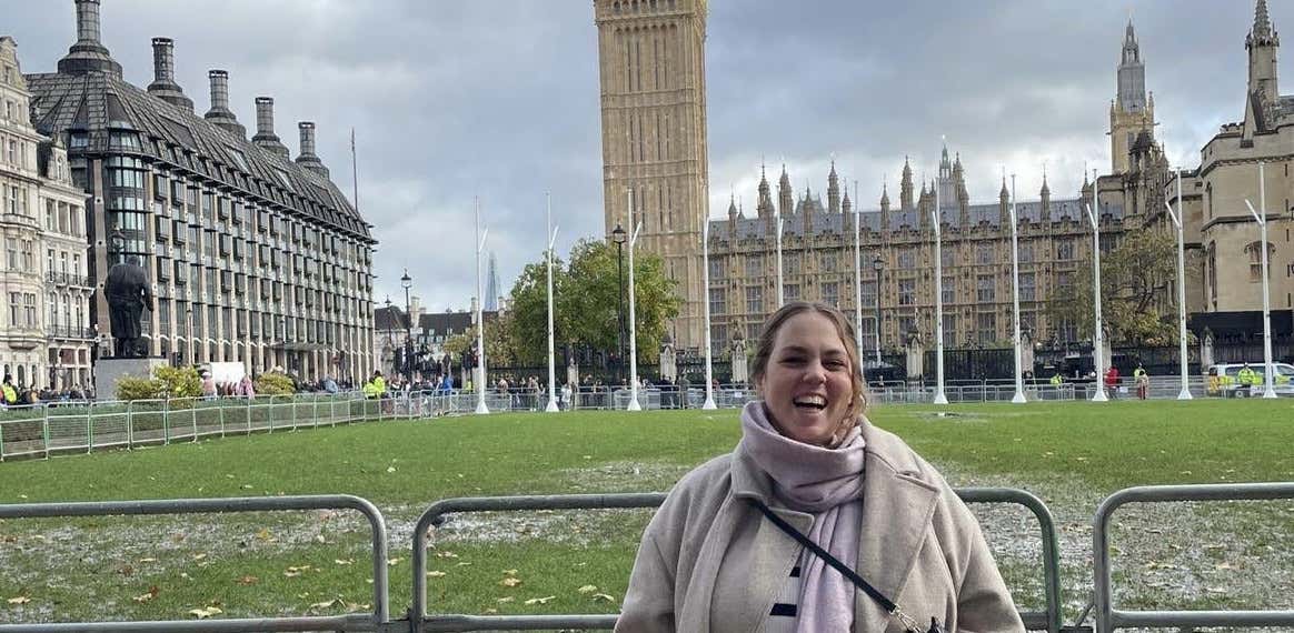 Una chica en primer plano con el Big Ben de fondo