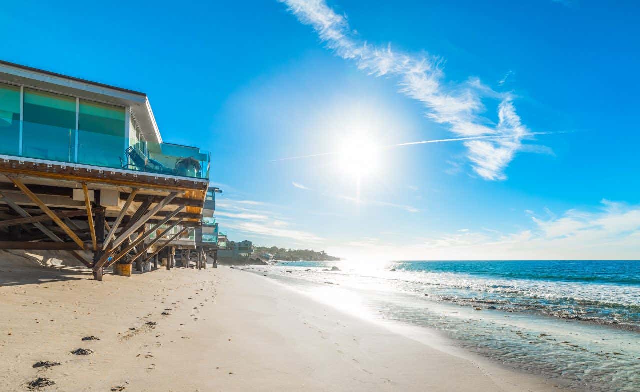 Casas à beira-mar em um dia ensolarado