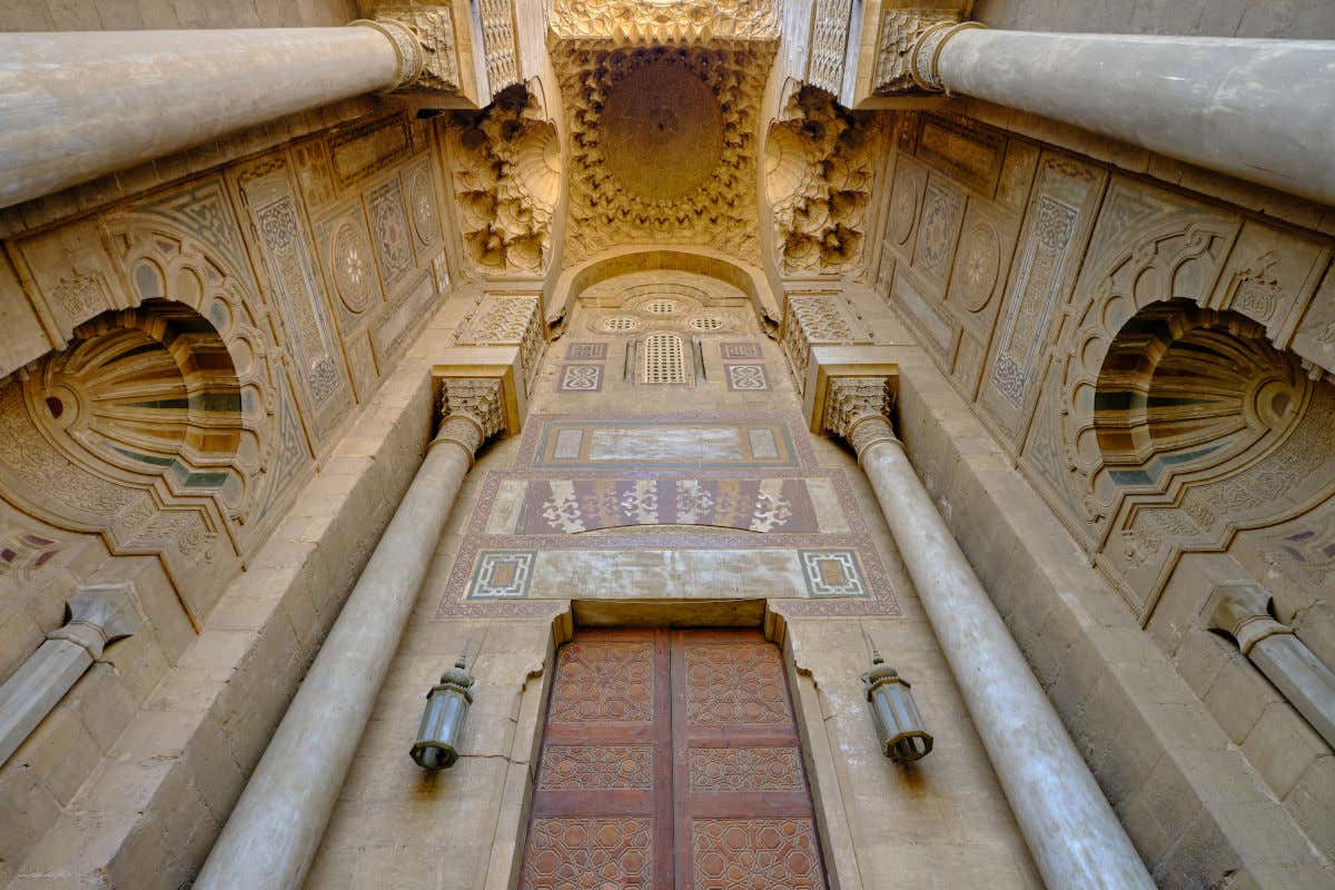 Facade of the Al Rifa'i Mosque with tall columns and several inscriptions on its facade, one of the most important monuments to see in Cairo.