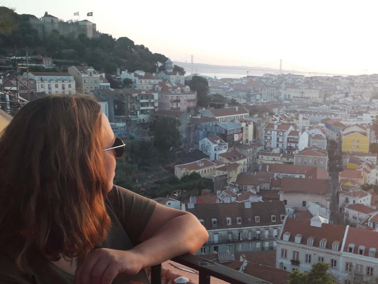 Chica posando en un mirador de Lisboa al atardecer