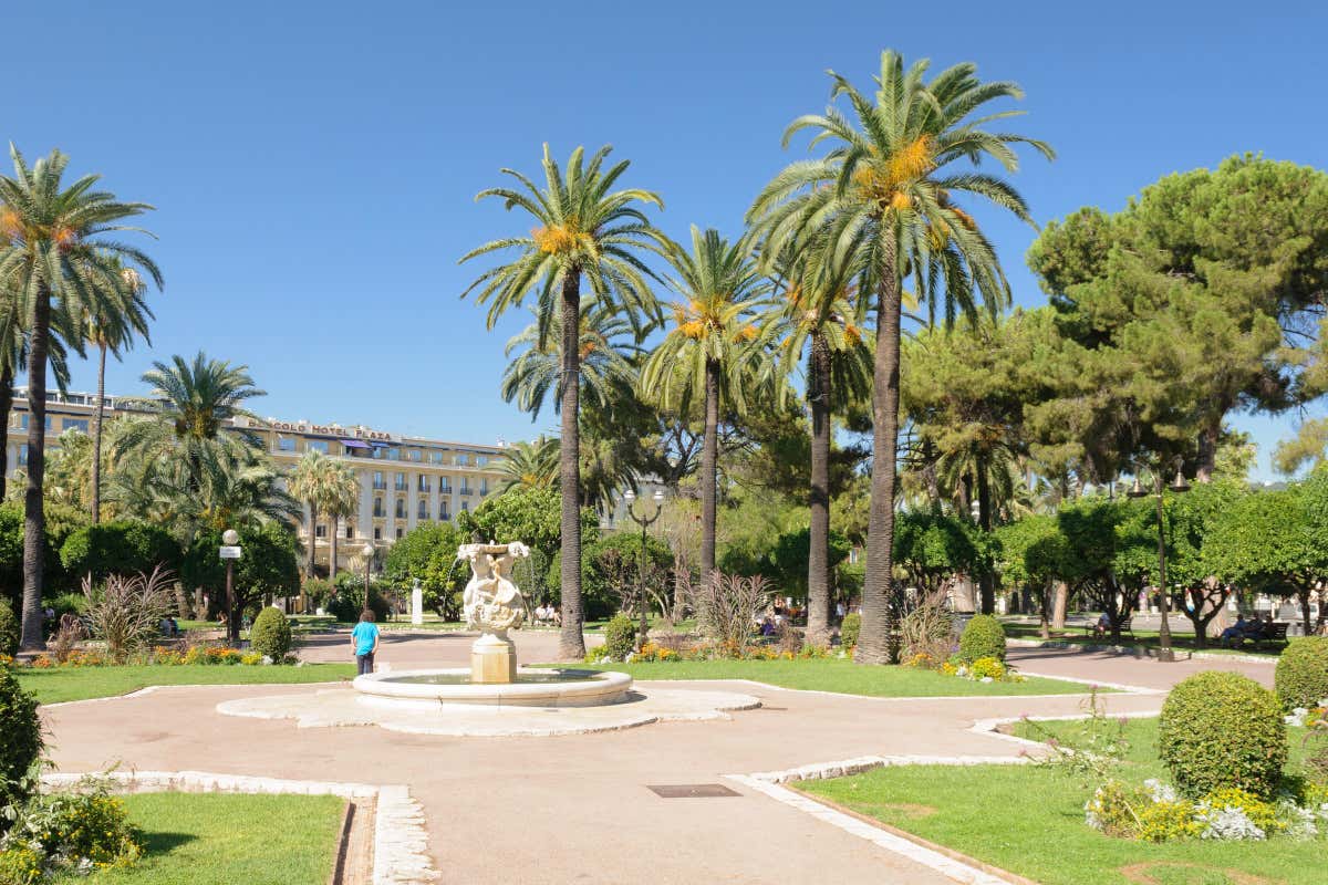 Vista de una fuente rodeada de palmeras en el parque Alberto I, un imprescindible que ver en Niza