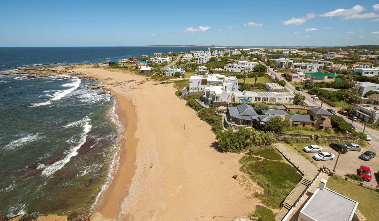 Vista aérea do balneário José Ignacio em um dia ensolarado