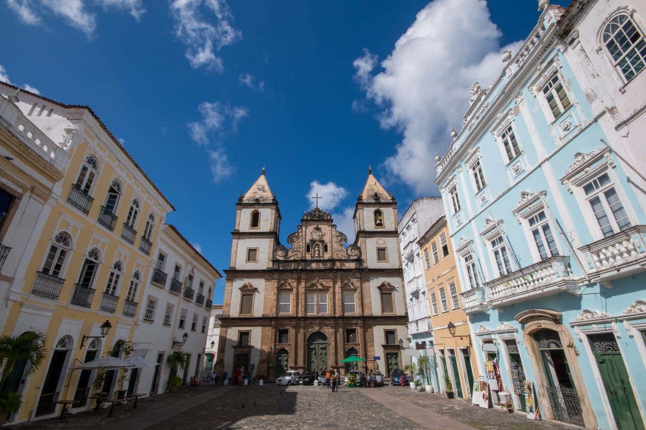 Igreja de São Francisco no Pelourinho ladeada por casarões coloniais coloridos e rua de paralelepípedo