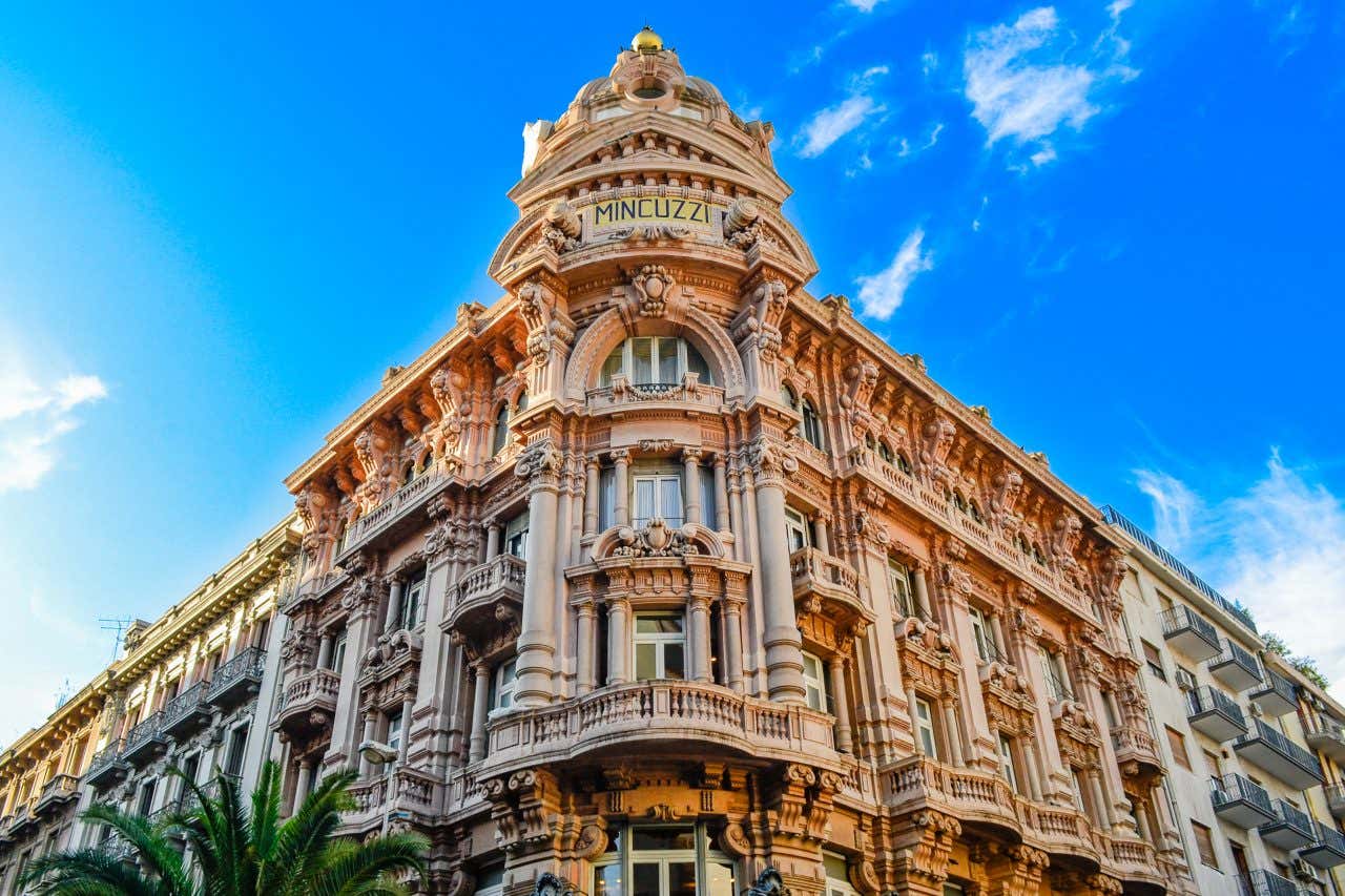 Facciata di un palazzo in stile liberty nel centro di Bari