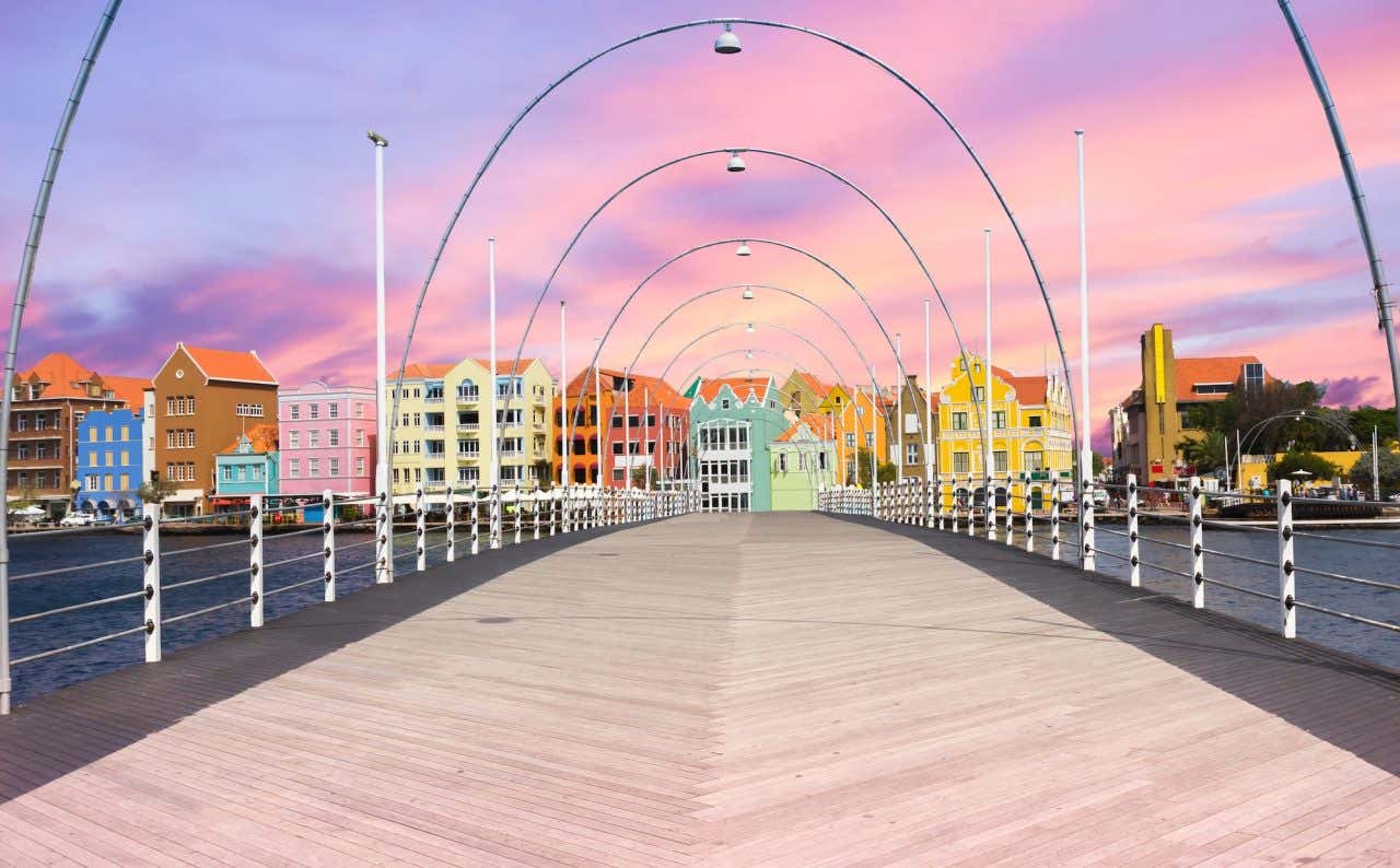 Ponte flutuante Queen Emma com os edifícios coloridos de Willemstad ao fundo