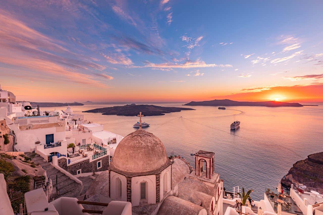 Coucher de soleil sur Santorin, une destination idéale en basse saison