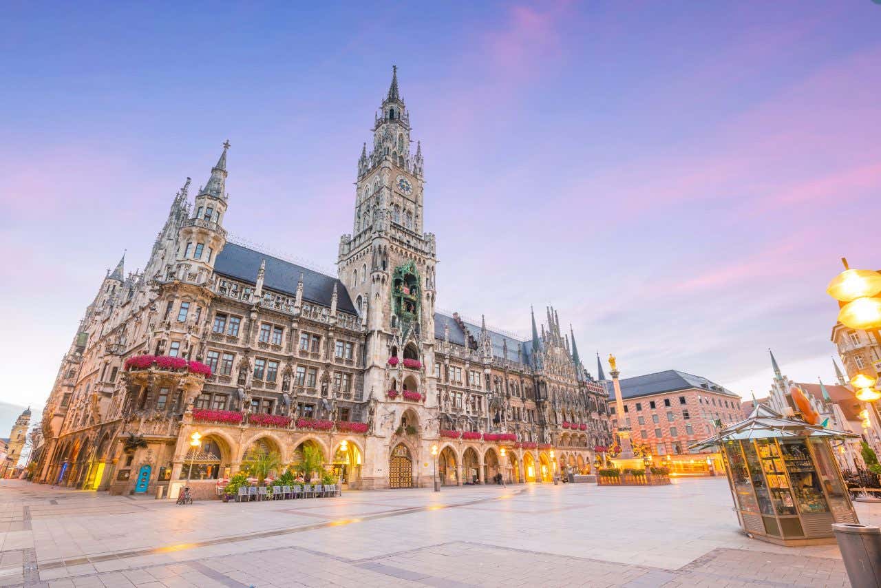 Bâtiments historiques illuminés de la Marienplatz de Munich au coucher du soleil