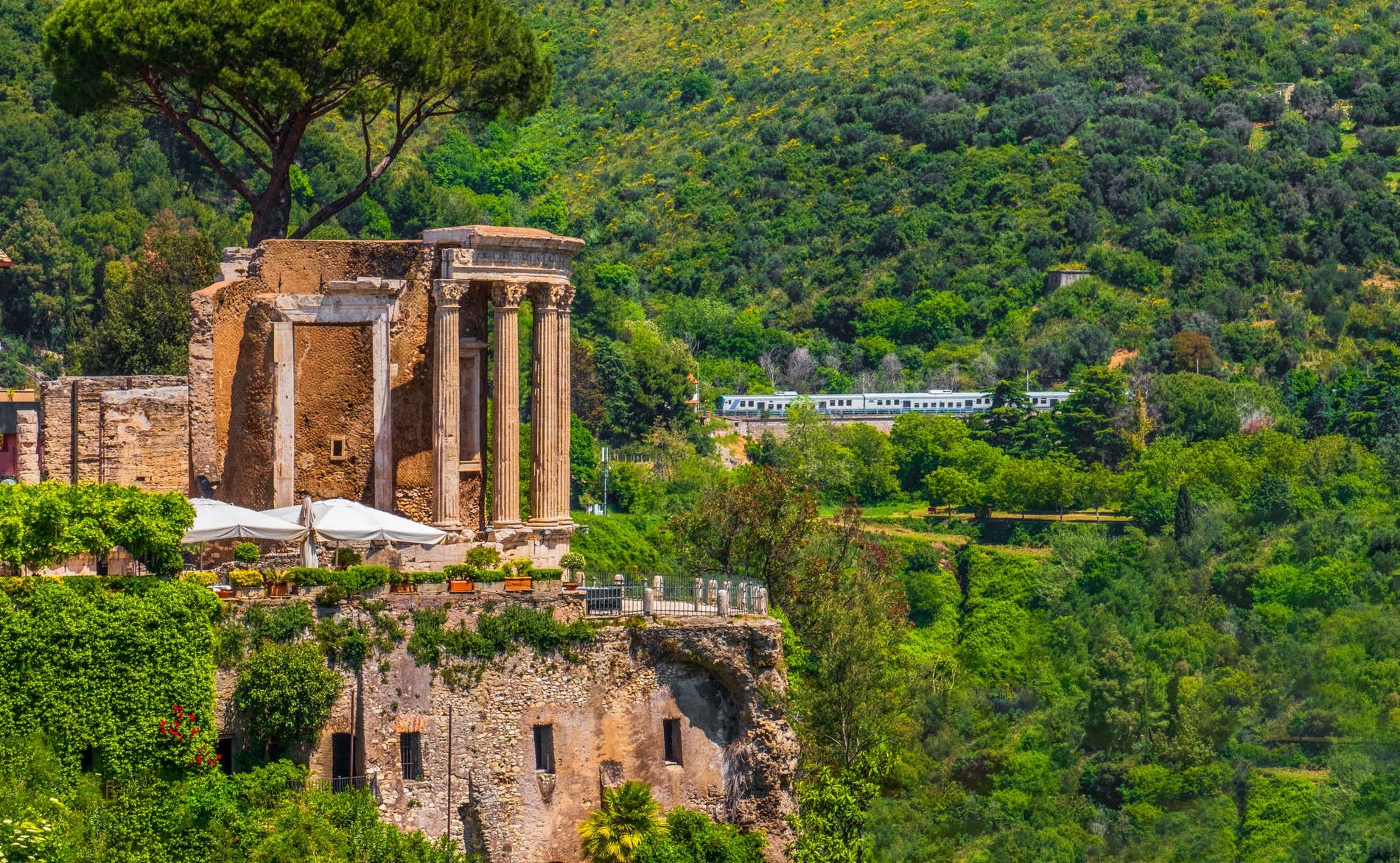 11 Unmissable Day Trips from Rome (& How to Get There)