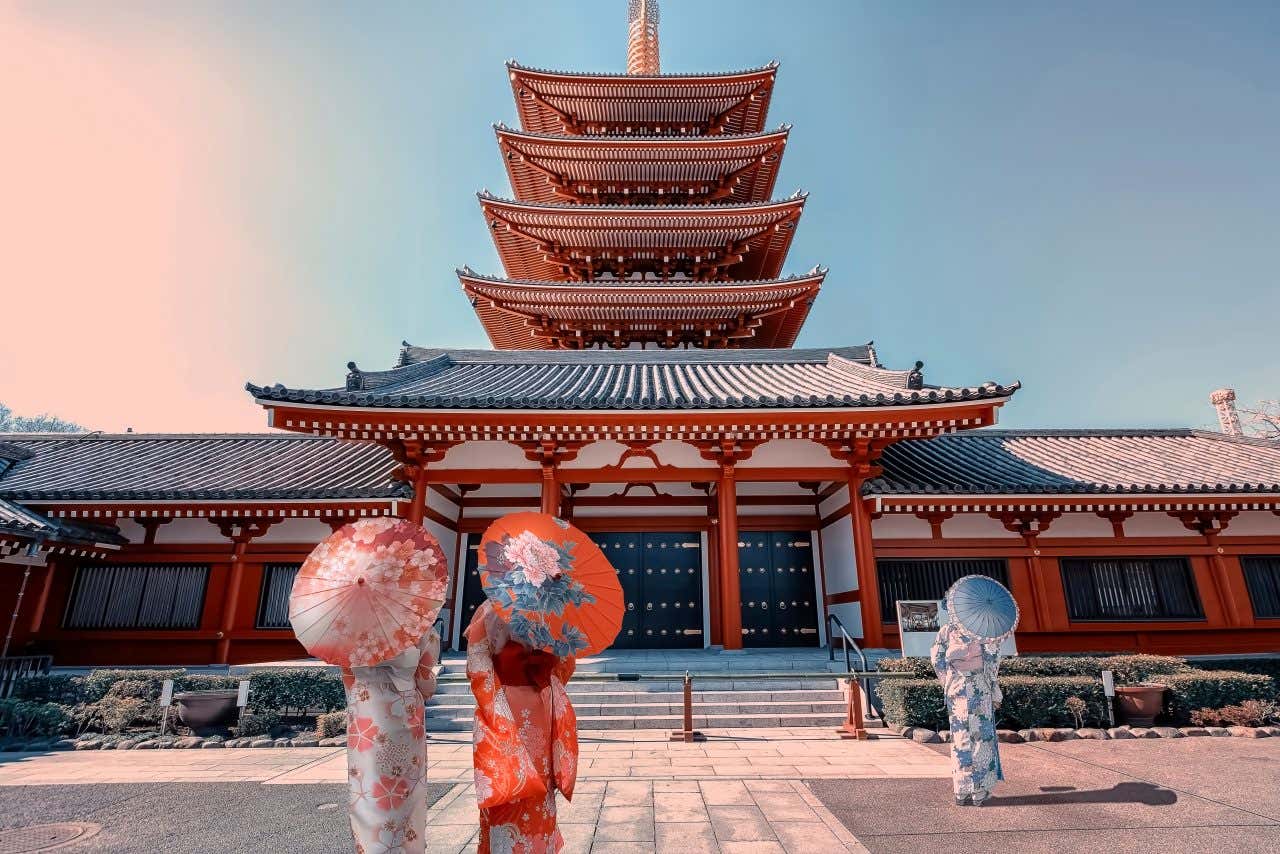 Femmes en kimono devant le temple Senso-ji, une visite à faire à Tokyo