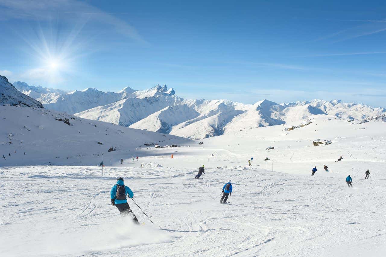 Des skieurs sur les pistes de Val Thorens en France, la destination parfaite pour profiter de la journée mondiale de la neige ce dimanche 19 janvier