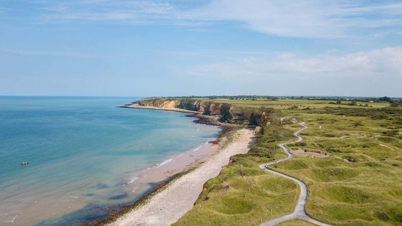 Vue sur les plages du Débarquement en Normandie, un endroit où faire une visite historique et unique