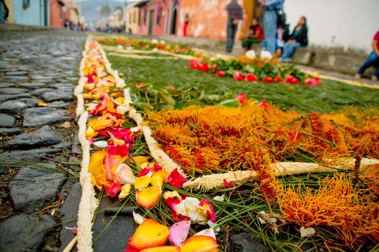 Un tapis de fleurs sur le sol d'une rue de Antigua Guatemala