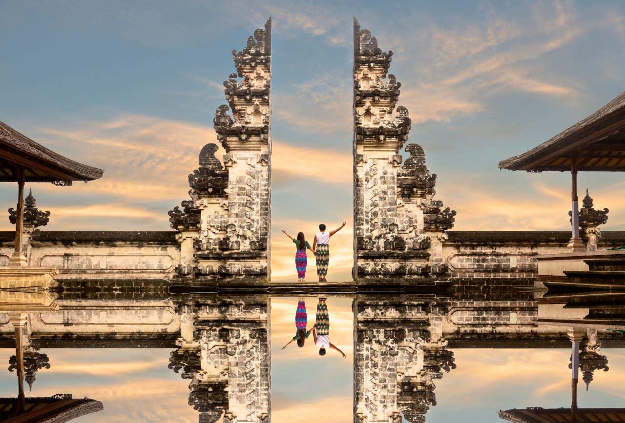 Un couple dans la Porte du Ciel, à Bali, une destination où partir lors de la Saint-Valentin