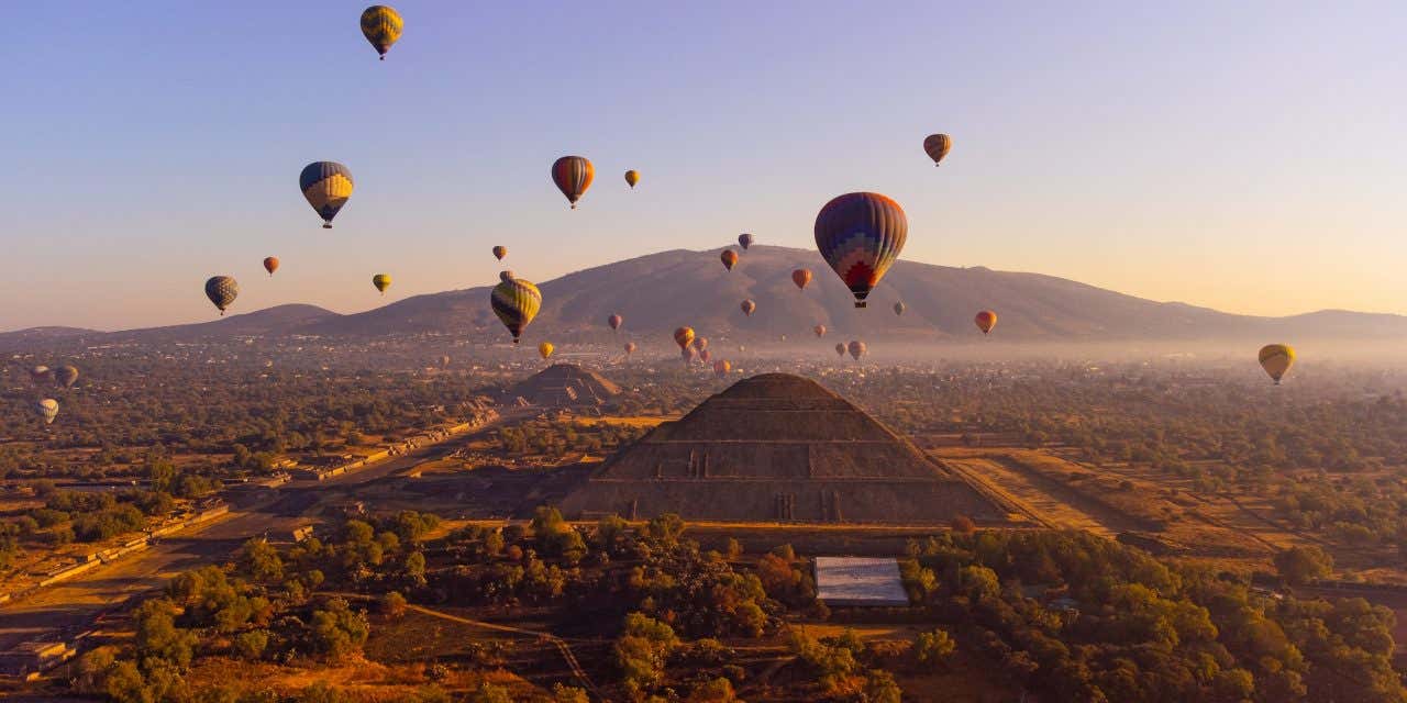 Montgolfières au-dessus de Teotihuacán au Mexique