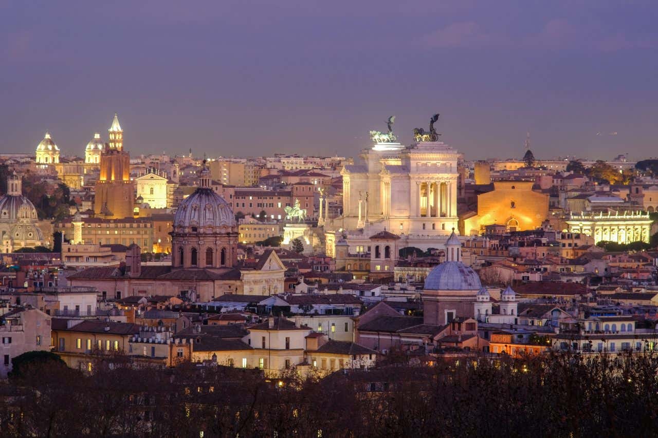 Vue panoramique sur Rome, ville romantique, illuminée de nuit