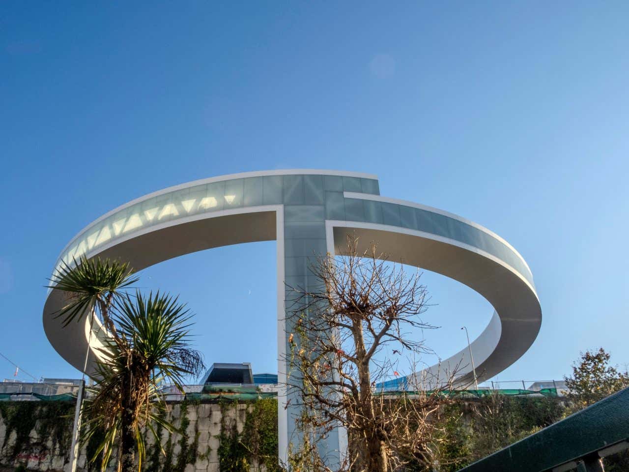 A large, circular structure made of steel and glass in Vigo on a sunny day