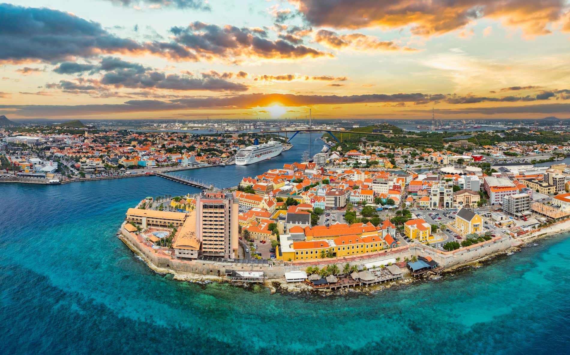 Vista aérea de Curaçao, rodeada pelo mar do Caribe