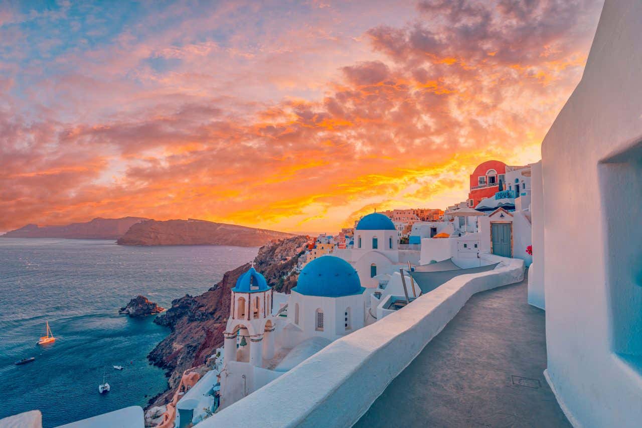 Une ruelle de Santorin au coucher du soleil, une destination idéale pour la Saint-Valentin 2025