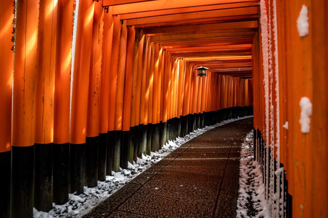 Fushimi Inari au Japon, avec un peu de neige entre les arches