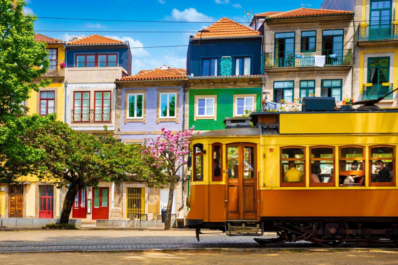 Tramway de Porto devant des bâtiments colorés du quartier la Ribeira