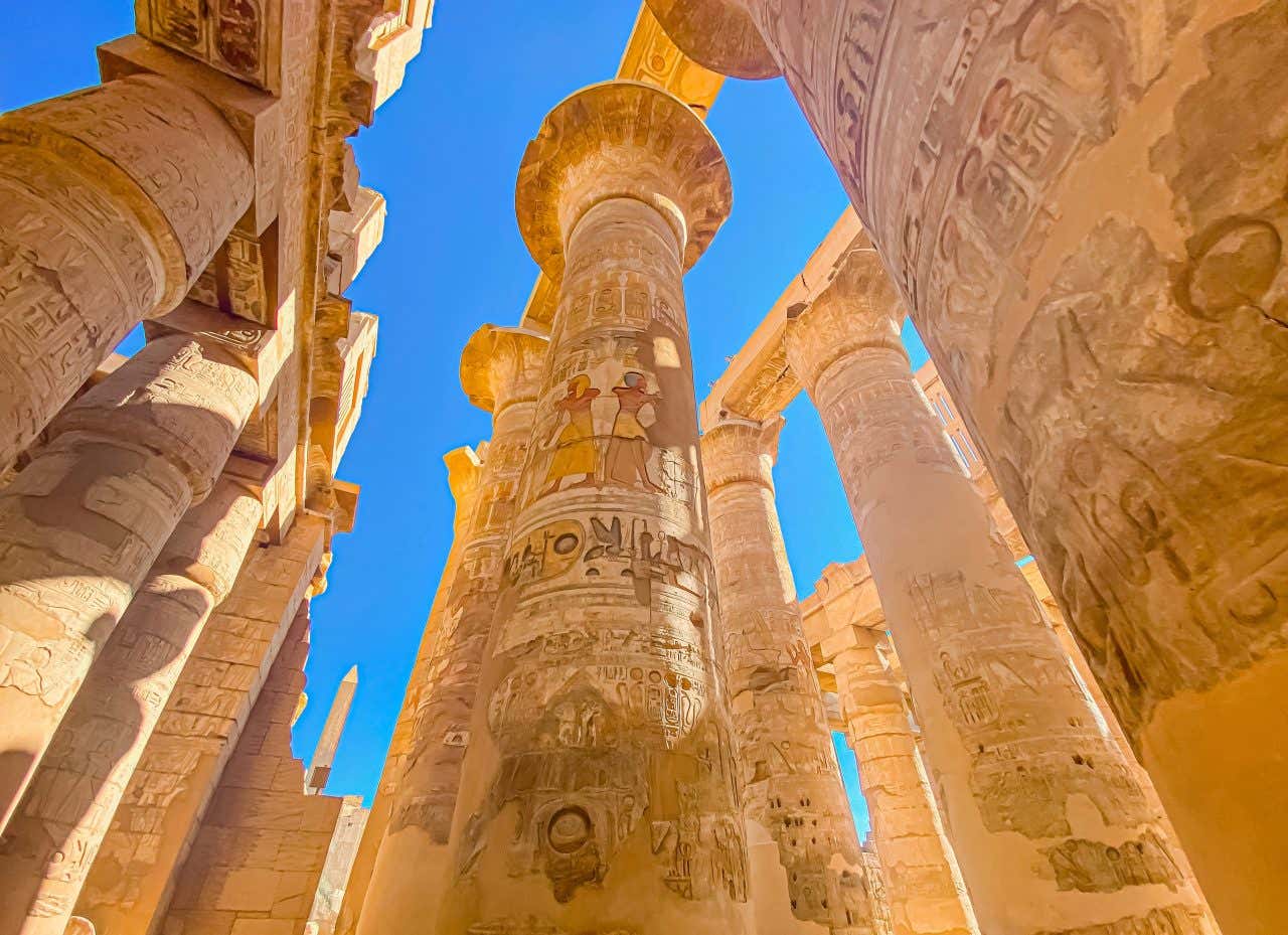 Colonnes du temple de Karnak en Égypte, idéal à découvrir en mars, loin des foules estivales