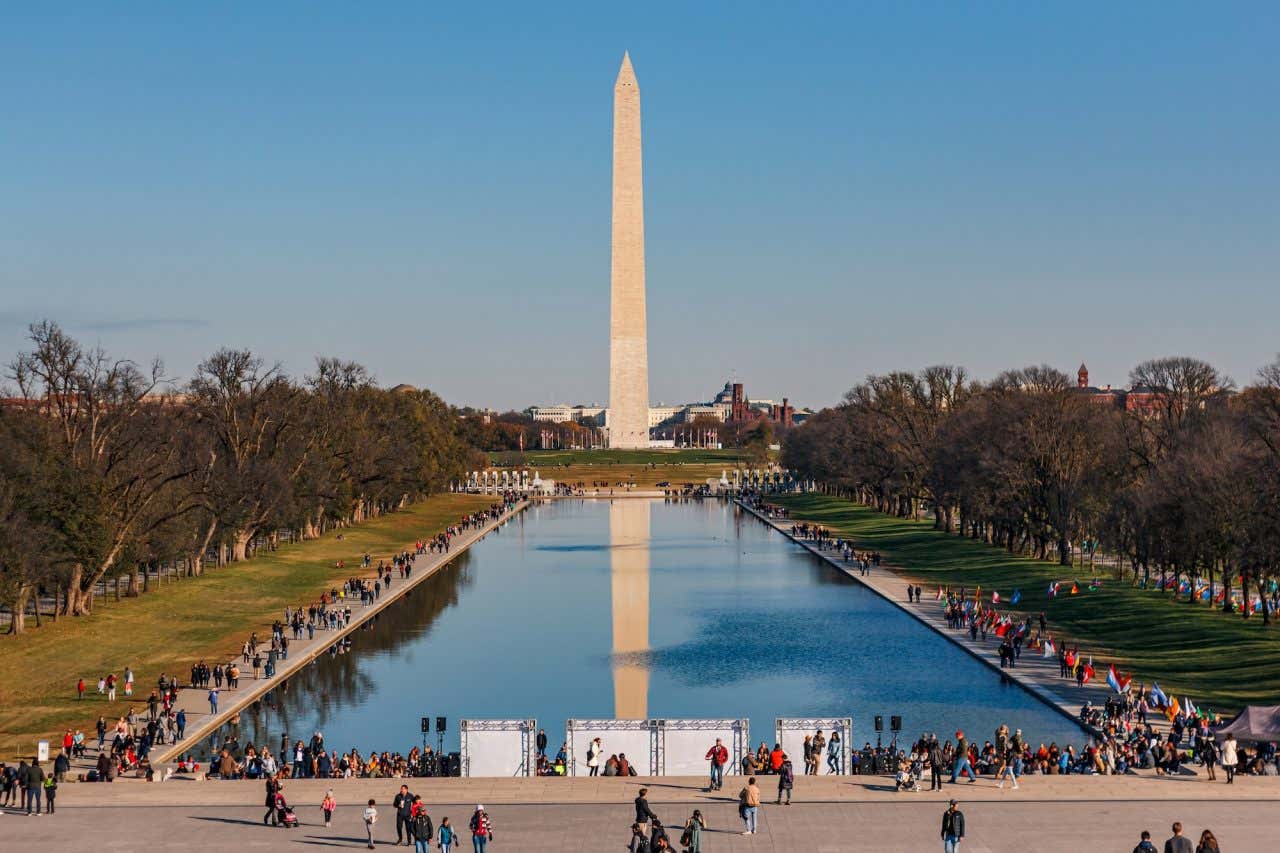 Vista panorâmica a partir do Lincoln Mmorial do Washington Memorial e a Reflecting Pool repleto de turistas