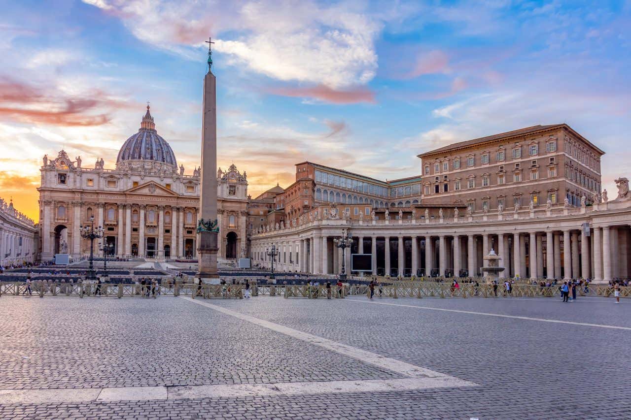 Place de la basilique Saint-Pierre au Vatican au coucher du soleil. À ne pas manquer près de la ville romantique