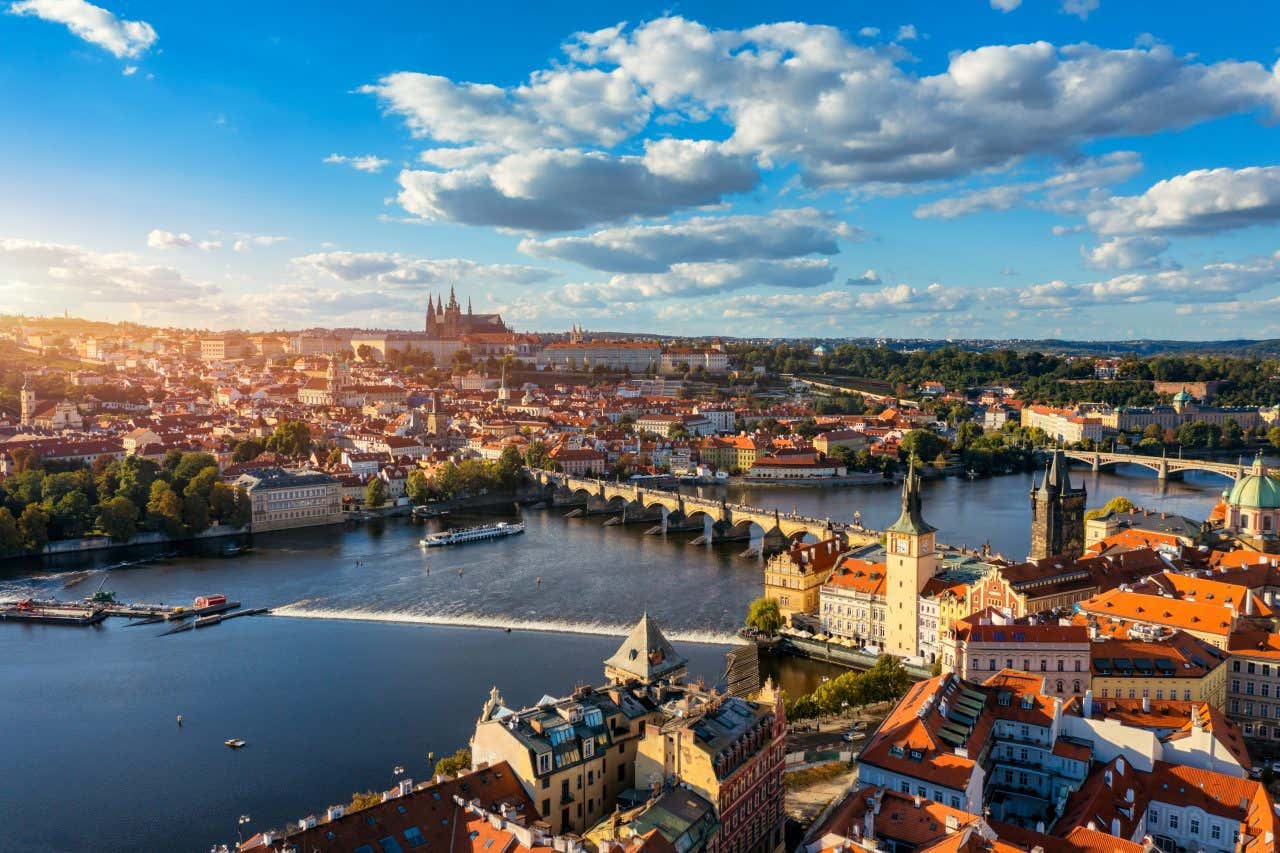 Vue aérienne sur Prague, une destination idéale pour un voyage en amoureux lors de la Saint-Valentin 2025