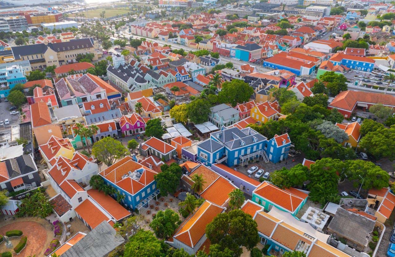 Vista aérea do centro histórico de Otrobanda, na vila de Kura Hulanda, na cidade de Willemstad