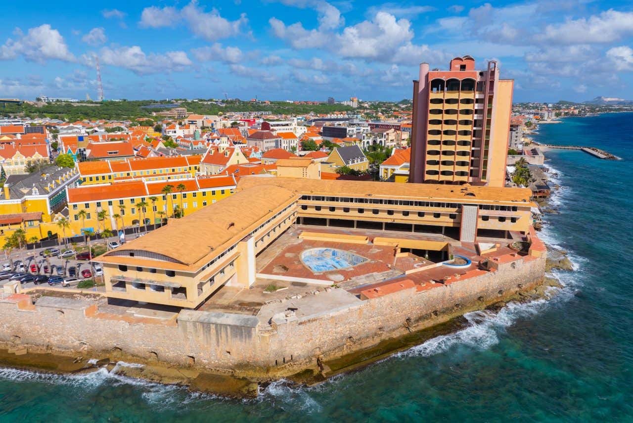 Vista aérea do centro histórico de Willemstad, incluindo Fort Amsterdam e Waterfort em Punda