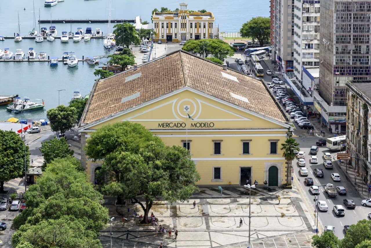 Vista de cima do Mercado Modelo com a baía de Todos-os-Santos ao fundo