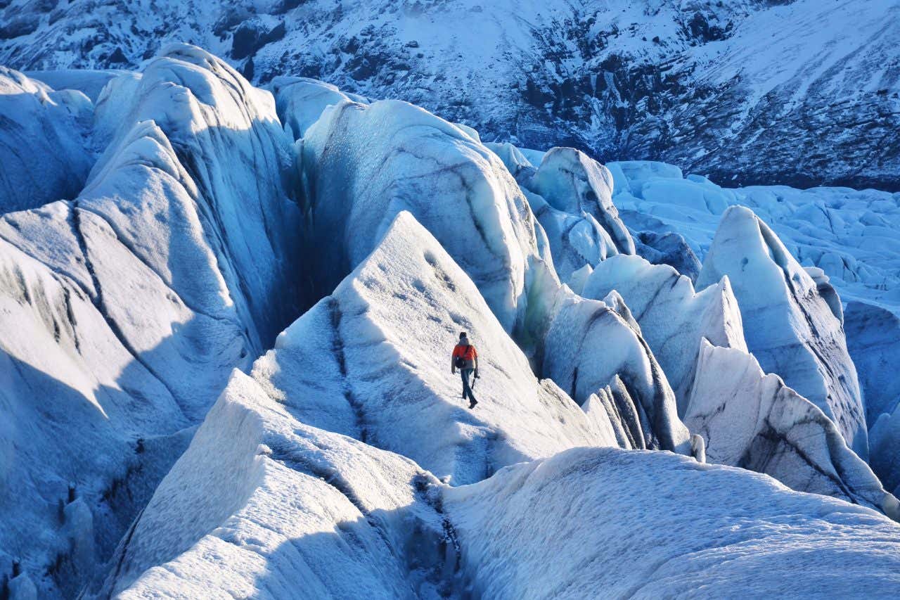 Randonneur sur le glacier Vatnajökull, en Islande, le plus grand glacier d'Europe