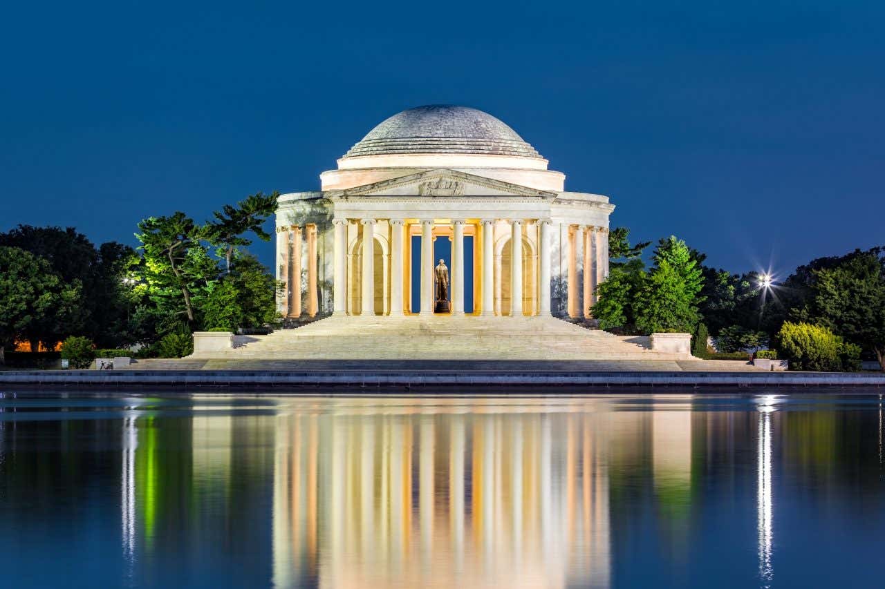 Thomas Jefferson Memorial iluminado  à noite