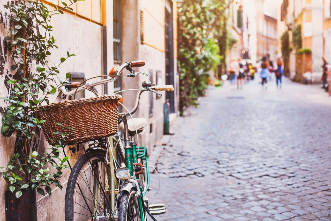 Deux vélos contre un mur dans une rue pavée, une expérience dans la ville romantique