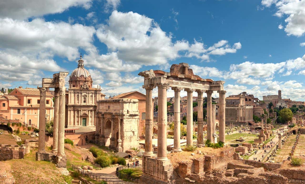 Vue panoramique sur le Forum romain par une journée ensoleillée dans la ville romantique