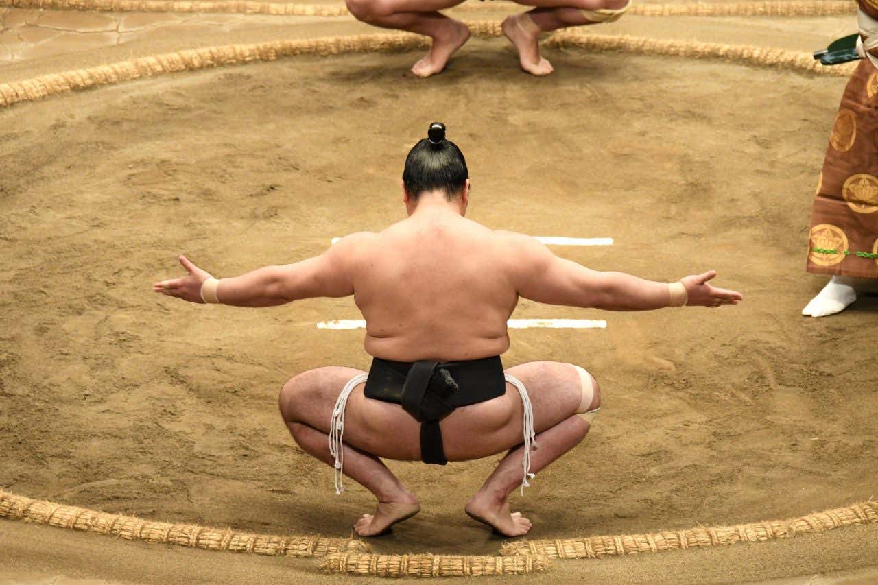 Un sumo de dos sur une piste de sable