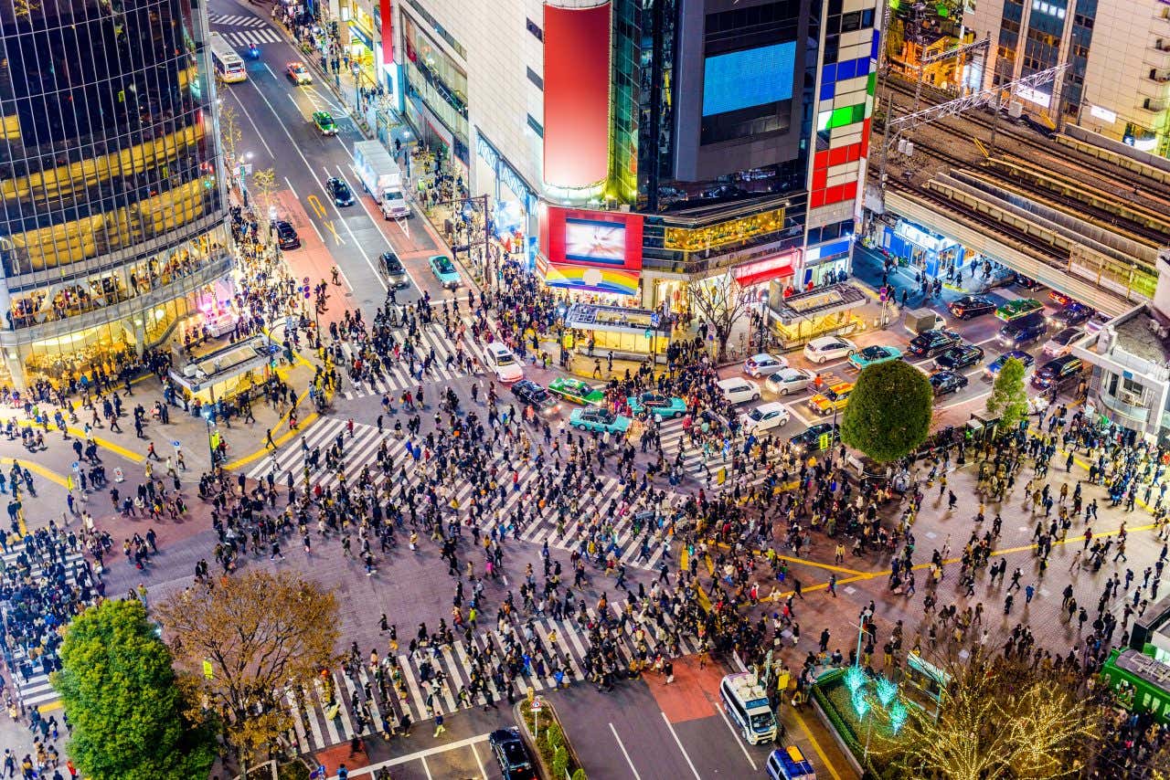 Vue aérienne sur le carrefour de Shibuya, le plus grand au monde, une aventure à faire à Tokyo