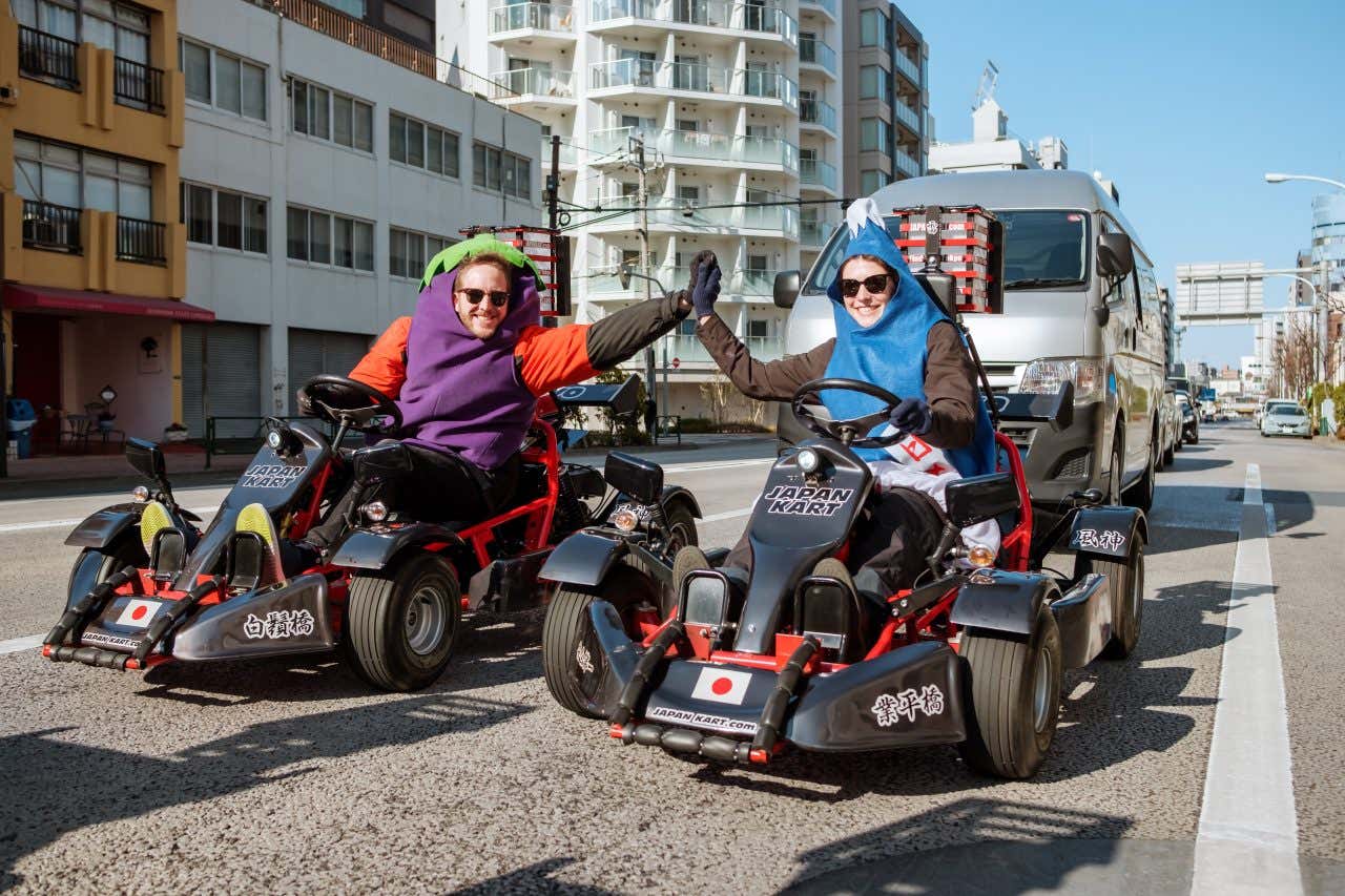 Un couple faisant du kart, une activité à faire absolument lors de votre visite de Tokyo