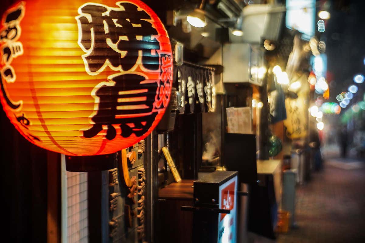 Lampion rouge dans une rue d'Omoide Yokocho, une visite à faire à Tokyo