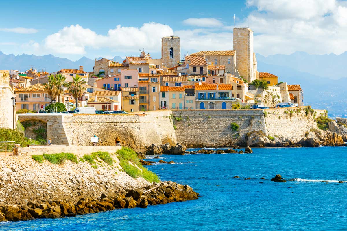 Vista panorámica de Antibes, un pueblo de la Costa Azul donde se aprecian unas murallas y unas torres de piedra a orillas del mar