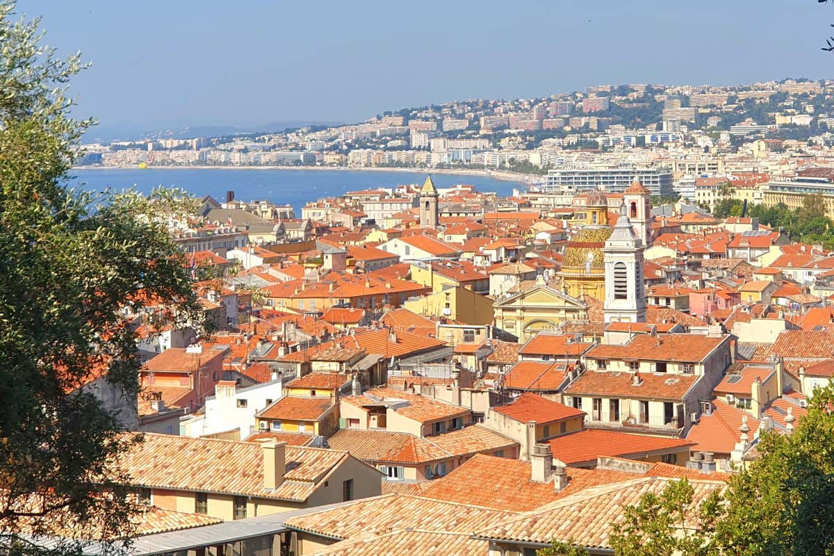 Vista de la ciudad de Niza, situada a orillas del mar, contemplada desde la Colina del Castillo